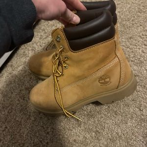 Timberlands, women’s size 7. Only worn like 3 times.